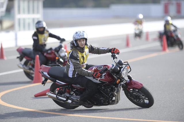 画像: 日が傾いてきたラスト1時間、明らかに走りが変わった! バイクがかなり寝てる!!