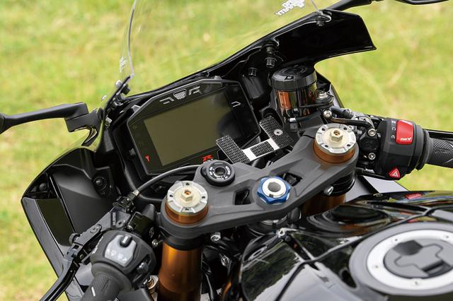 画像: フロントマスターシリンダーはブレンボラジアル、ワイヤ式のクラッチホルダーはゲイルスピード。レバーガードも備える。