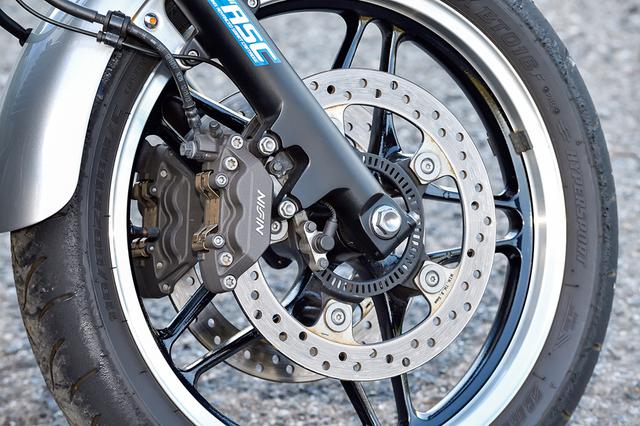 画像: 前後18インチホイールやφ41mm(CB1100RSではφ43mmとなる)フロントフォークもSC65そのまま。見本車ではフォーク内部にテクニクス製のTASCカートリッジも装備している。