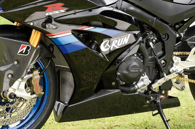 画像: エンジンまわりはノーマルで、左右にGBレーシング製スライダーを装着している。またラジエーターコアガード、エキパイガードもセットする。