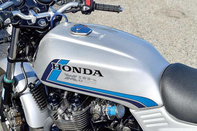 画像: CB-Fのスリムロング感をCB1100に投影する燃料タンクはアルミ製で容量16.5ℓ。基本色は純正パターンだが、別料金でオーダー塗装にも対応する。