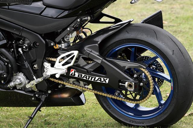 画像: リヤショックはオーリンズTTXを装着。車体色に合うように特注したというブルーの3.50-17/6.00-17サイズ(ノーマルに同じ)ホイールはマルケジーニ製アルミ鍛造のM7RSで、同社製品を杉本さんが勧めるのは、真円度の高さや重量バランスの良さという点も大きいという。