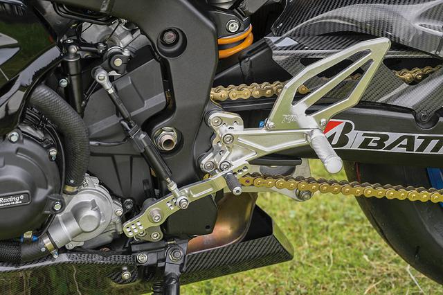 画像: ビレットステップは足のグリップ感および作動の精度も高める。この車両にはオートシフターも装着。アンダーカウルもカーボン製に入れ替えられている。