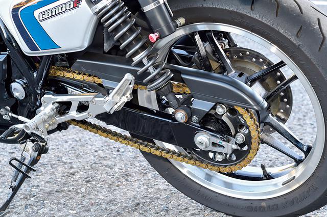 画像: このF+見本車ではビルズ製リザーバー別体リヤショックもカスタム参考例として装備している。このあたりも当然、アレンジできるのだ。角型で細身のスイングアームは純正パーツ。変則10本タイプスポークのホイールもCB1100純正だが、コムスターデザインに見える点は面白い。