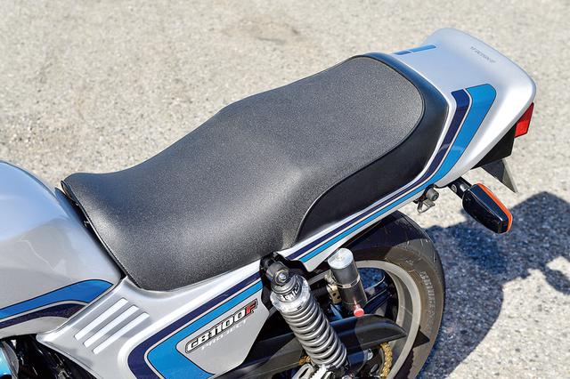 画像: シートは元となるCB1100(SC65)ベースで、CB-F形状をCB1100に合うようにテールカウルやサイドカバーもFRPで造形しているのだ。