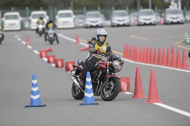 画像: ひょいっとかわす練習。大関さんいわく、これはなかなかスリリングだったとのこと。どこまで直進できるか、自分との闘いでもあります。