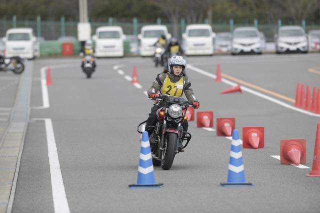 画像: 緊急回避はまっすぐ進んで……