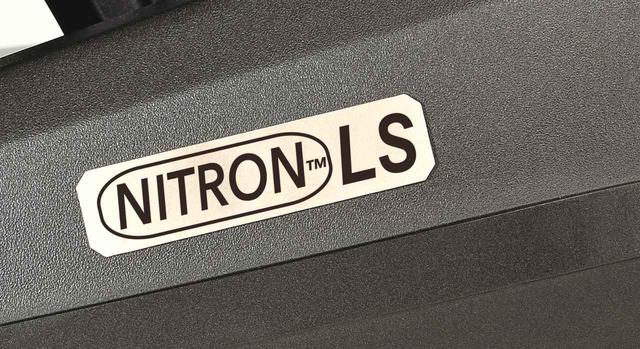 画像: 「ナイトロンLS」ロゴの入ったチタンプレートも装備。タンクにはヨーロッパホンダ純正のタンクパッドも装着される。