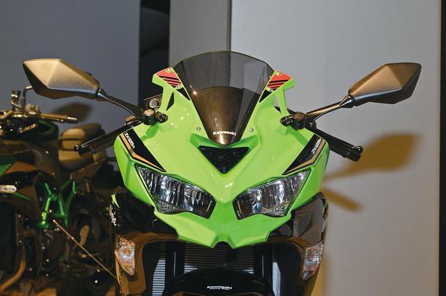 画像: 逆スラントしたレンズ形状のLEDヘッドライトは兄貴分・ZX-6Rに似たもの。中央のラムエアダクトが存在感をアピール。