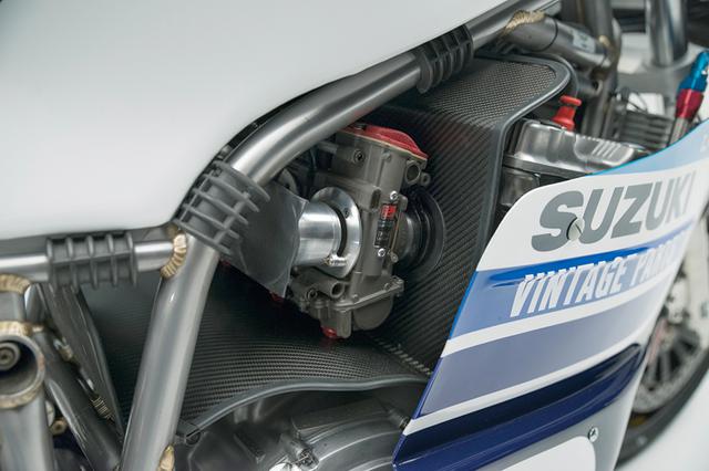 画像: カーボンプレートによるヒートガードで覆われるキャブレターはヨシムラTMR-MJNのデュアルスタックファンネル仕様が装着されている。