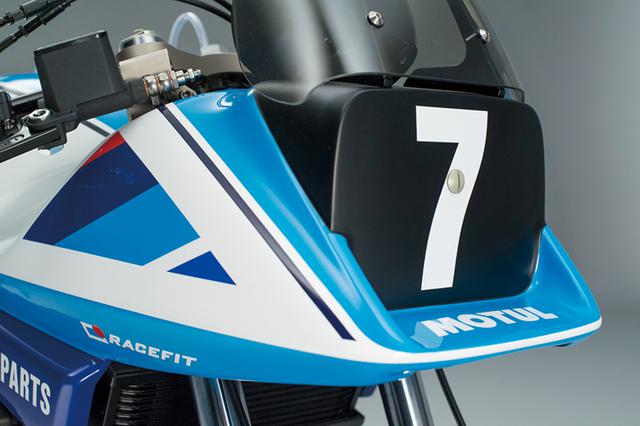 画像: まさしくカタナと言えるフロントカウル。当時の鈴鹿8耐やAMAスーパーバイク用カタナと同様にアンダーフィンは外されている。