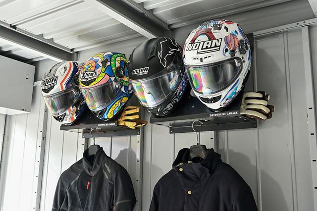 画像: オプションパーツとして2019年秋に追加されたヘルメットラックは、ガレージ上部のデッドスペースを活用。ご覧の通り、ヘルメット2個が掛けられ、棚にはグローブを、下にはウエアが吊れる(7500円)。