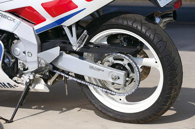 画像: スイングアームはワークスレーサー・YZF750で培った技術が投入されたもの。