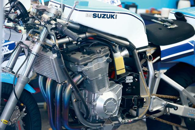 画像: エンジンは油冷4バルブを積んだが、当初現地イギリスでも「XR69に油冷とは……」的物議も起こったという。チタンコンロッドなどの組み込みやカムプロファイル変更などのチューニングも行われ、出力はGSX-R1100Gの130psから35psアップの165psとなった。