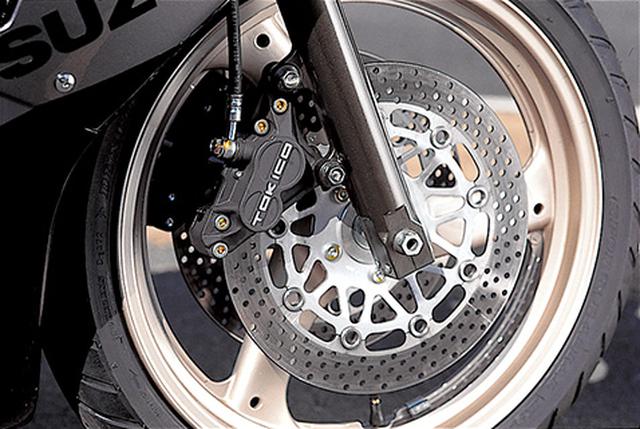 画像: ダブルディスクのローター径は290㎜。これはGSX-R400RやRGVΓと同じサイズ。