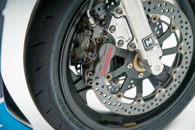 画像: フロントブレーキキャリパーはブレンボ製の対向4Pで、ブレーキラインはステンレスメッシュ+ステンレスバンジョー。ダイマグホイールは前後17インチサイズを履く。