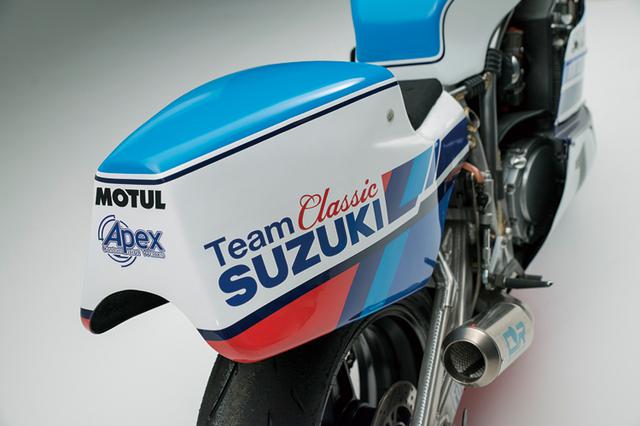 画像: 白×青のカラーリングは往年のスズキワークスそのもので、テールカウルの造形もGS1000RやWGP500マシンのRGB500、RGΓをなぞる。