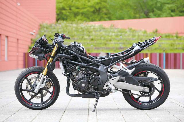画像: このストリップはCBR250RRのもの。ZX-25Rのフレーム構成はこれによく似ていて、メインビームにトラス構造を採用している。