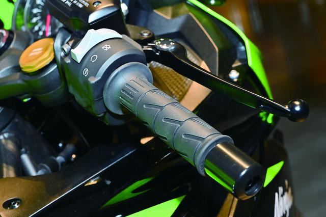 画像: CBR250RRに続いて電子制御スロットルを導入。パワーモードも採用しており、CBRの仕様とどう違うかにも注目が集まる。