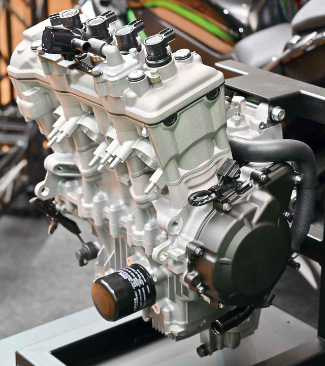 画像: 生産国のインドネシアでは「45PS越え」という噂もある、この250㏄新型4気筒ユニット。カワサキが誇る最新テクノロジーを駆使したこのエンジンの各部を色々見ながら、その狙いを推察してみよう。シリアルナンバーの打刻スペースには打刻はなし。今回展示されたエンジンは量産試作のプロトタイプと思われる。