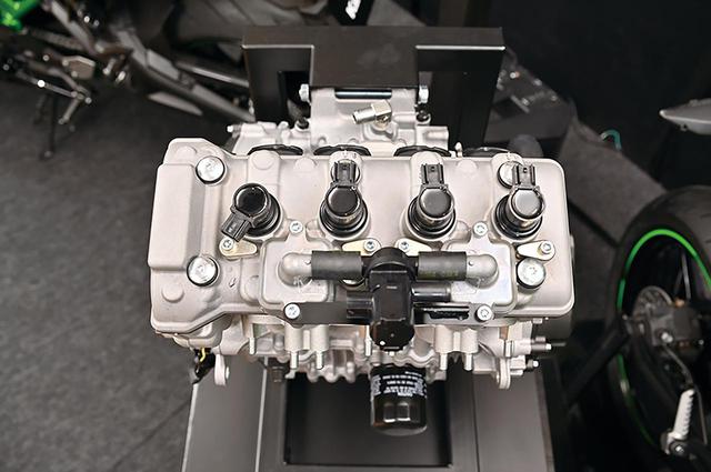 画像: 4つ並んだ黒いキャップはダイレクトイグニッション。ニンジャ250にも採用されているアイテムで、高回転ユニットには不可欠。