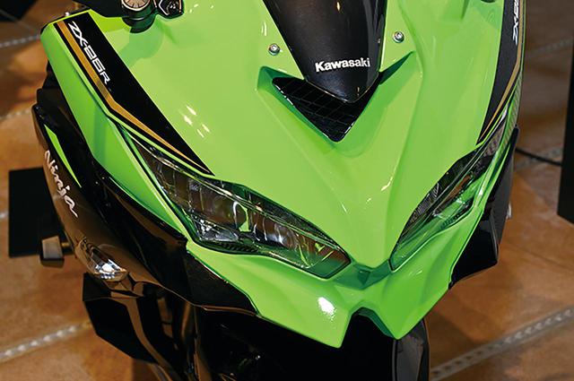 画像: カワサキお得意のセンターラムエア方式を採用。兄貴分であるZX-6Rにも採用されており、フロントマスクはそっくりだ。