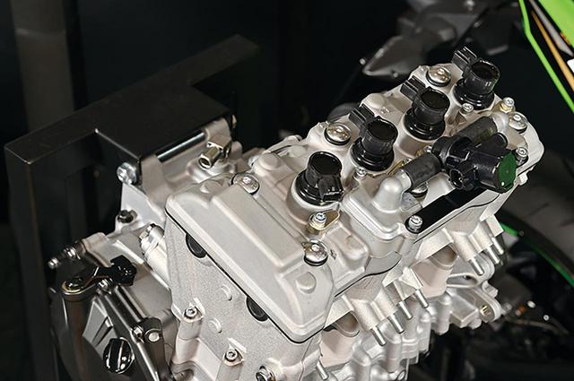 画像: カムチェーンはエンジン右側としたサイド配置。サイドカムチェーンはGPz900R以来、カワサキの人気モデルに採用されてきた方式だ。