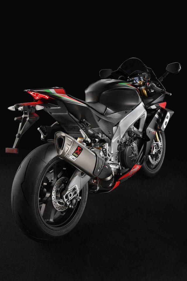 画像2: 【新車】カーボン製ウイングレットや電子制御サスペンションを搭載した、アプリリア「RSV4 1100 Factory」の2020年モデルが発表!
