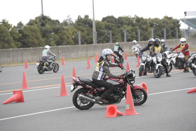 画像: 問題はジグザグに置かれたをパイロンを避けながら進むコーススラローム(`-д-;)