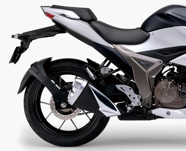 画像: ジクサーSF250・ジクサー250 共通の特徴 ④シート高は800mm、前後2分割シートを採用