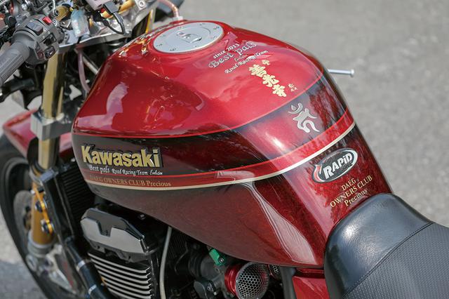画像: タンクはビーター製アルミ、シートもオリジナル加工品を装着する。Best Palsは金田さんの仲間、PreciousはDAEGのオーナーズクラブの名称とのこと。