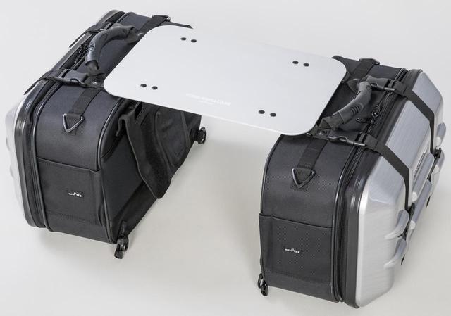 画像: サイドバッグ「ツアーシェルケース」組み合わせて使うテーブルです。