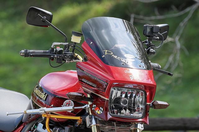 画像: 2016年型カワサキZRX1200DAEGのノーマルも彷彿とさせる赤色は、オリジナルカスタムペイントが施されている。全体としてこれだけ多くのパーツが装着されているのにそれがバラバラにならず、一定の方向性を見せるのはこのペイントによるところも大きい。スクリーンはロング仕様。