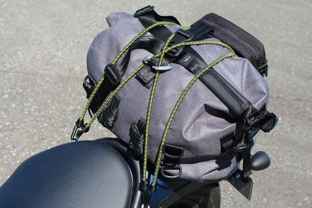画像: 積んだバッグは TTPL「ツーリングバッグ touring25」 (税込12,639円)。見た目もかっこいいし、何より防水仕様というのがいい。リュックのように背負うこともできます。最近はこればかり使っています。 ※このバッグには取り付けベルトが付属していますが、あえて今回はストレッチコードで積んでいます。 mm-style.jp