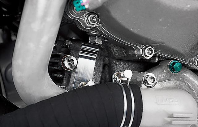 画像: オイルフィルターはカートリッジ式ではなくなり、水冷式のオイルクーラー頂部からクランクケース内部(前方左側下部)に場所を変えた。外側からは、放熱フィンを持った削り出しのカバーしか見えない。
