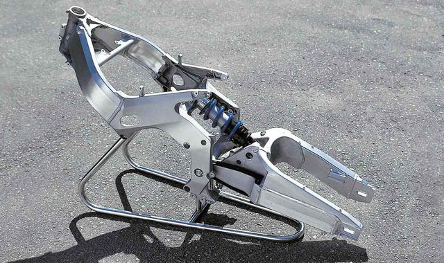 画像: ホンダ「CBR250RR」(1990年)のフレーム。