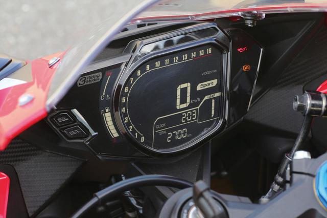 画像: 反転表示液晶を使ったデジタルメーターはバーグラフ式タコメーターを採用。