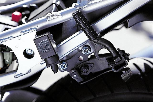 画像: タンデムステップは格納式で、1名乗車時はテールカウル下にたためる構造。
