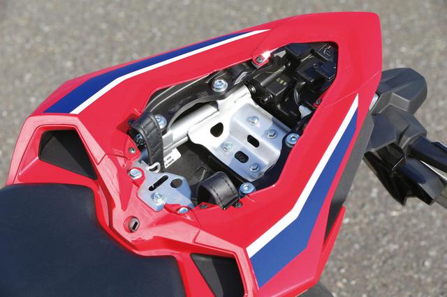画像: テールカウルは非常にコンパクト。タンデムシート下はETC車載器程度なら収容可能。