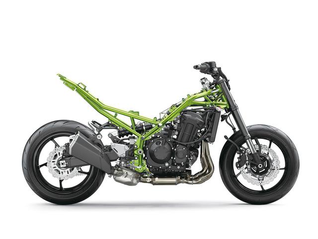 画像: Z900RSと比べると、シートレールが上向きに設定されたフレームレイアウトを採用する。今回は前後サスセッティングが見直された。