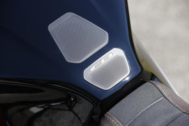 画像: CBのロゴが入ったシンプルなデザインのタンクパッドはホンダの純正用品。価格は税込で3300円とリーズナブル。