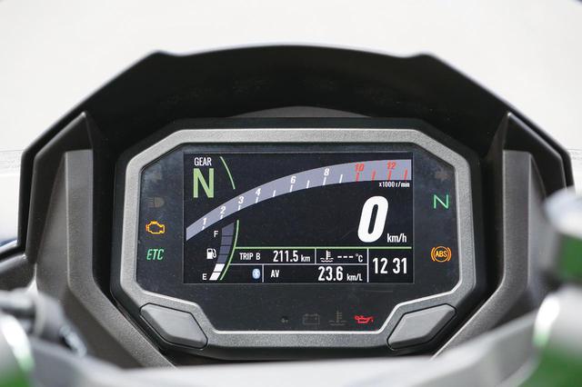画像: Z900と同タイプのTFTメーターは、バーグラフ式タコメーターやシフトポジションなどを表示可能。背景も2種類から選べる。