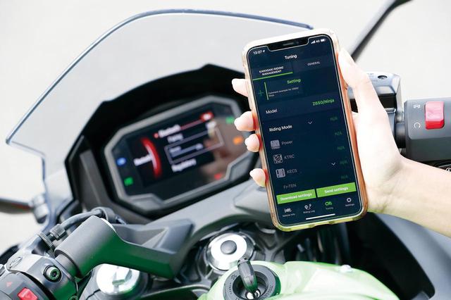 画像1: 専用アプリの「RIDEOLOGY THE APP」を使って、スマートフォンと連携。マップとの同期やルートの軌跡表示なども可能だ。