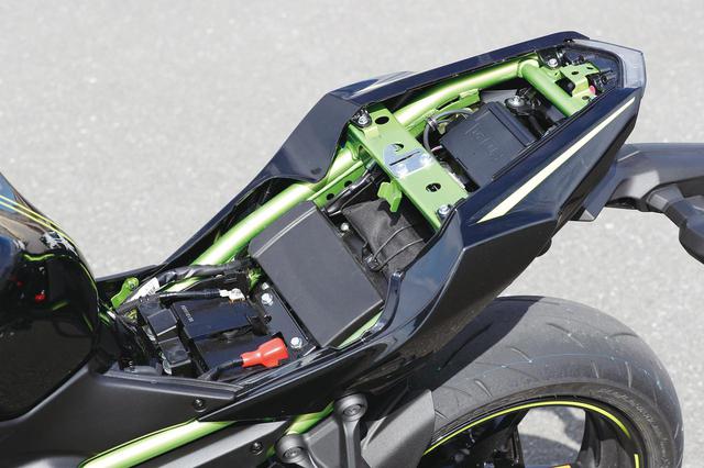 画像: シートはこのように前後とも簡単に外せる構造。タンデムシートの下にはETC車載器も標準で搭載されている。