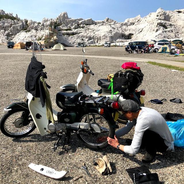 画像: 和歌山キャンプツーリングでチェーンを張るY氏。テンパってたので荷物散らかしてすいません。 www.autoby.jp