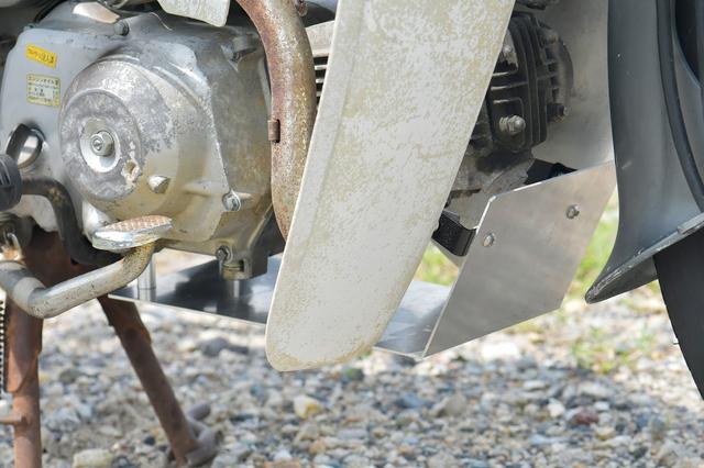 画像: ガードというか飛び石カバー。ガードというほどの能力はたぶん、ない。ぺらいけど、ルック車ということで。