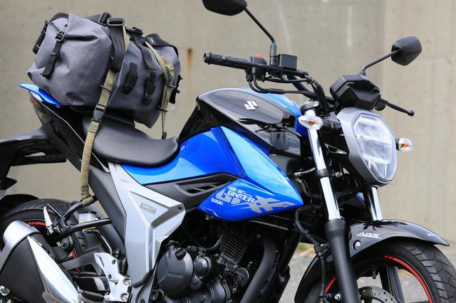 画像: スズキ・ジクサー150にTTPL「touring25」を積載。※このときは付属のベルトでなくロックストラップを使用。付属のベルトでも同じように固定できます。