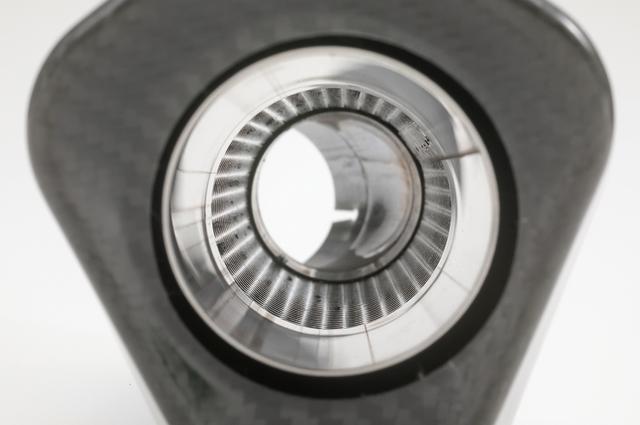 画像: サイレンサー内部を覗き込む。見ての通り、排気効率のいいストレート構造が採用されているのが分かる。