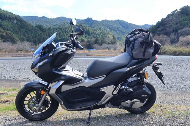 画像: ホンダ・ADV150にTTPL「touring25」を積載。シンデレラ・フィットといえるほど、ピタッと装着できました。ADV150の場合、グラブバーと取り付けベルトの相性がよく、まるでシートの上に置いているようにしか見えないのも美点。