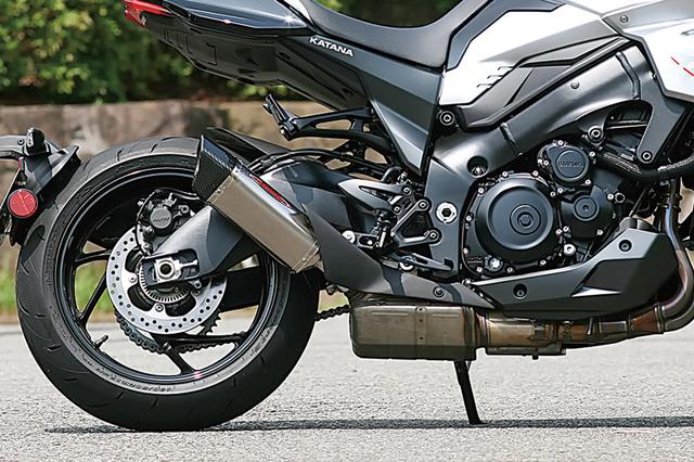 画像: 新型KATANAへの装着イメージ。純正ヒートガードも装着可能だ。カスタム感を盛り上げるカチ上げ風に見えるも、ステップ類は純正装着に対応しているのが嬉しい。